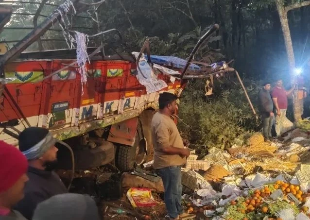 कर्नाटक के उत्तर कन्नड़ जिले में एक सड़क दुर्घटना में 10 लोगों की मौत और 15 लोग घायल, येल्लापुर के पास राष्ट्रीय राजमार्ग 63 पर हुआ हादसा।