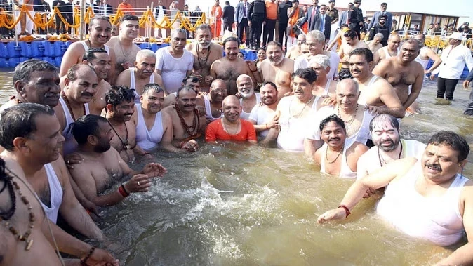 प्रयागराज में हुई यूपी कैबिनेट बैठक में मुख्यमंत्री योगी आदित्यनाथ ने विकास परियोजनाओं की घोषणा की, जिसमें प्रयागराज-चित्रकूट और वाराणसी क्षेत्रों का समग्र विकास किया जाएगा। नीति आयोग के सहयोग से इस परियोजना का विस्तार होने से इन क्षेत्रों में बुनियादी ढांचे में सुधार होगा और विकास की गति तेज होगी।