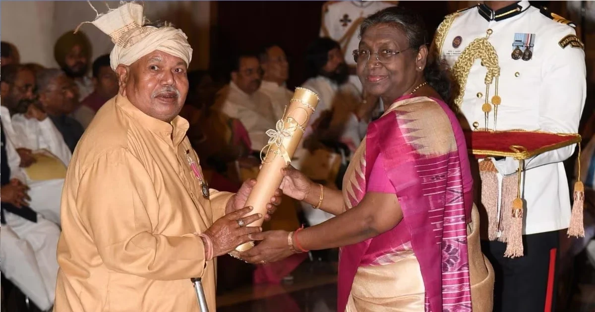 नक्सलियों ने पद्मश्री वैद्यराज हेमचंद मांझी को जान से मारने की धमकी दी है। उन्होंने पंपलेट के माध्यम से चेतावनी दी है कि वे कब तक पुलिस सुरक्षा के तहत गांव से बाहर रहेंगे। यह धमकी छत्तीसगढ़ के नारायणपुर जिले में मिली है।