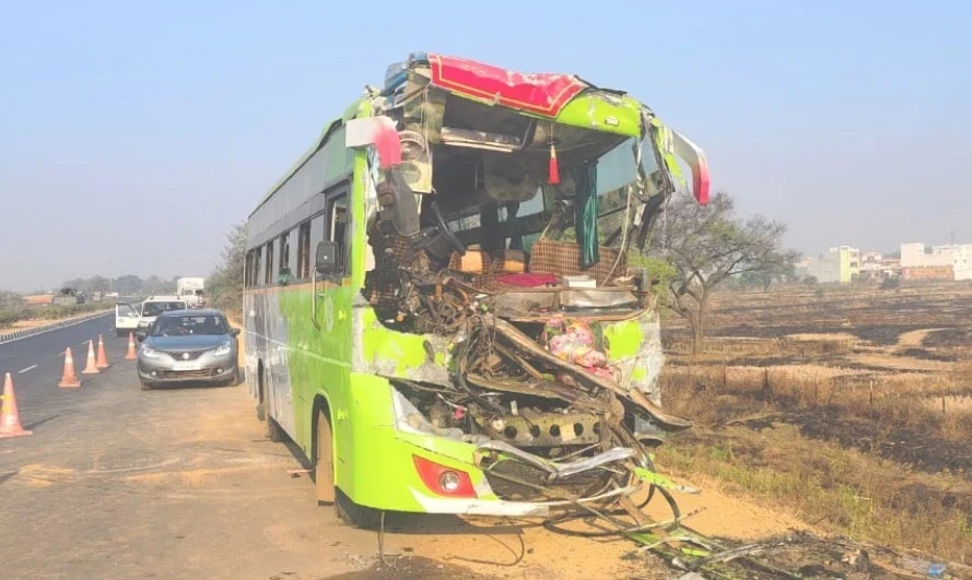महासमुंद में हाईवे एनएच 53 पर दुर्ग से पुरी जा रही बस का खड़ी ट्रक से टकराने का हादसा, जिसमें एक बच्ची की मौत और 43 लोग घायल हो गए हैं।