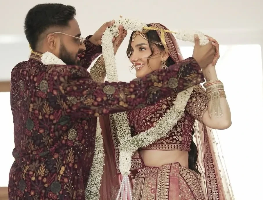 रैपर एमिवे बंटाई ने अपनी शादी की तस्वीरें इंस्टाग्राम पर शेयर की, जिसमें वह अभिनेत्री-गायिका स्वालिना के साथ नजर आ रहे हैं। इस जोड़े ने 2023 के हिट ट्रैक 'कुड़ी' पर साथ काम किया था।