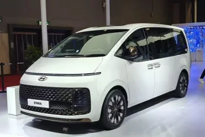 Hyundai Staria MPV का फ्यूचरिस्टिक डिजाइन, विशाल इंटीरियर और प्रीमियम फीचर्स के साथ भारत में पहली बार शोकेस।