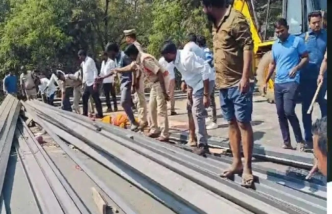 दुर्घटना स्थल पर मौजूद पुलिस और राहत कार्य करते अधिकारी।