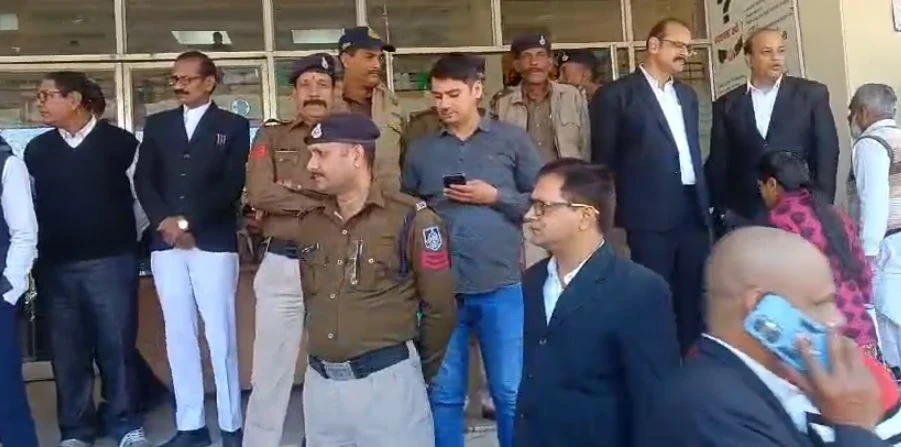 मध्य प्रदेश के पूर्व आरटीओ कांस्टेबल सौरभ शर्मा की लोकायुक्त पुलिस द्वारा गिरफ्तारी, जो भ्रष्टाचार के आरोप में पूछताछ के लिए लोकायुक्त कार्यालय लाए गए।