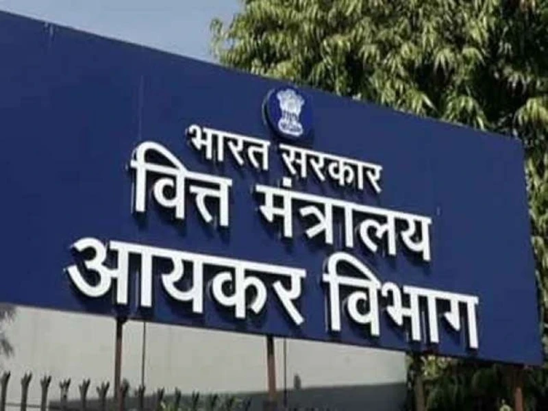 रायपुर में इनकम टैक्स टीम द्वारा कारोबारी ठिकानों पर छापेमारी, दस्तावेजों की जांच की जा रही है।