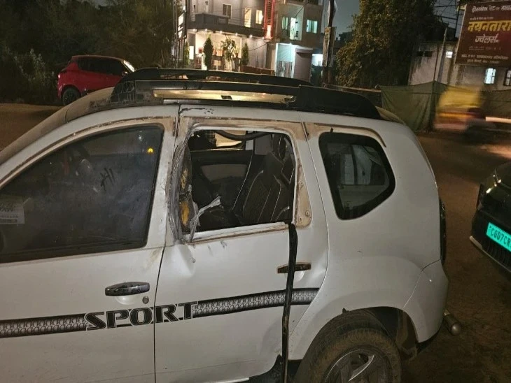 भिलाई में नकाबपोश बदमाश द्वारा कार में बम फिट करने और धमाके के बाद की स्थिति का सीसीटीवी फुटेज।