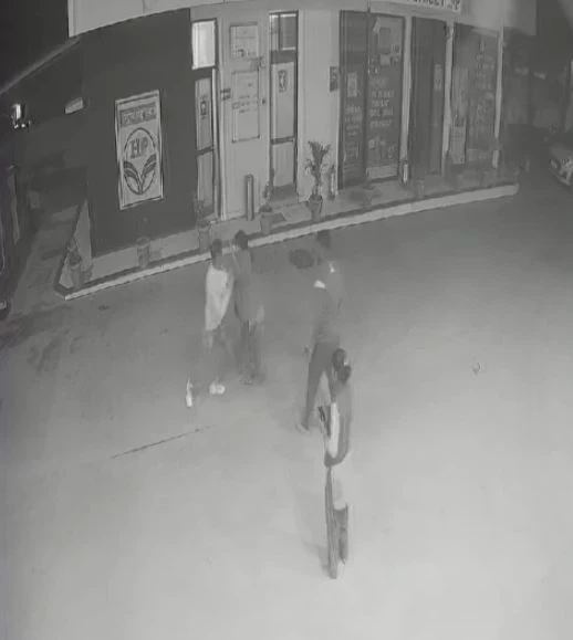 रायपुर के पिरदा स्थित HP पेट्रोल पंप पर महिला कर्मचारी पर हमले का मामला, आरोपी फरार।