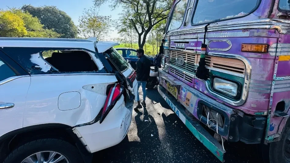 सीहोर में जीतू पटवारी की गाड़ी को ट्रक ने टक्कर मारी, कार क्षतिग्रस्त, लेकिन कोई घायल नहीं हुआ।