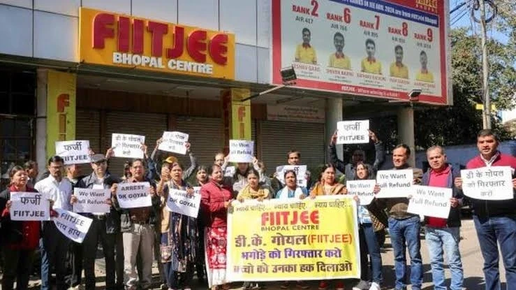 भोपाल में FITJEE कोचिंग बंद होने से छात्रों और अभिभावकों का प्रदर्शन, प्रशासन ने फीस वापसी का दिया आश्वासन।