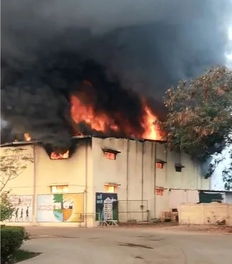 भिंड के मालनपुर इंडस्ट्रीज एरिया में प्रिया गोल्ड बिस्किट फैक्ट्री में लगी भीषण आग, दमकल की गाड़ियां मौके पर।