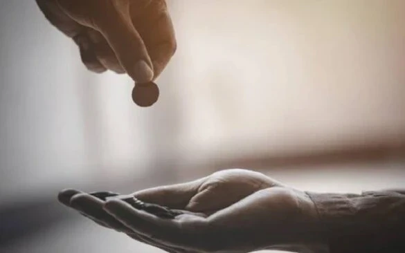 कलेक्टर कोशलेंद्र विक्रम सिंह ने भिक्षावृत्ति पर पूरी तरह से रोक लगाने के लिए आदेश जारी किए हैं, जिसके तहत भीख मांगना और देना अब अपराध होगा और दोषियों पर एफआईआर दर्ज की जाएगी।