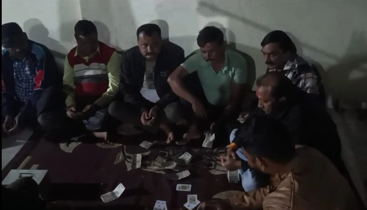 भोपाल के चौक बाजार लखेरापुरा में पुलिस छापे के बाद होटल का बाहरी दृश्य।