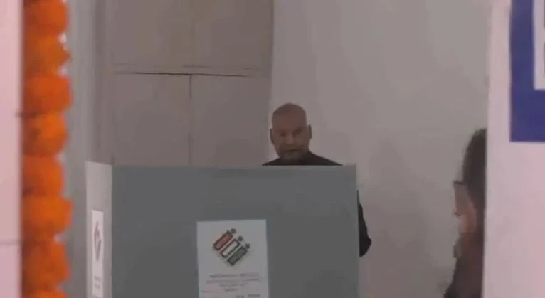 संसद मार्ग स्थित एनडीएमसी स्कूल के मतदान केंद्र पर पूर्व राष्ट्रपति वोट डालते हुए।