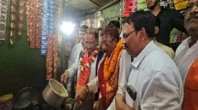 chaay par charcha: नगरीय निकाय चुनाव में पार्टी उम्मीदवार के लिए जनता से समर्थन मांगने सीएम विष्णुदेव साय बुधवार को रायगढ़ पहुंचे। जहां चुनाव प्रचार के दौरान वो बीजेपी प्रत्याशी जीवर्धन चौहान के चाय दुकान