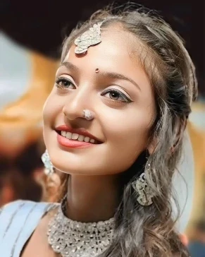 viral girl monalisa: महाकुंभ में माला बेचने वाली मोनालिसा को अपनी कजरारी आंखों और प्यारी सी मुस्कान से जबरदस्त लोकप्रियता मिली है। महाकुंभ में मोनालिसा इतनी फेमस हुई कि उन्हें वापस अपने घर लौटना पड़ा। हालांकि इस