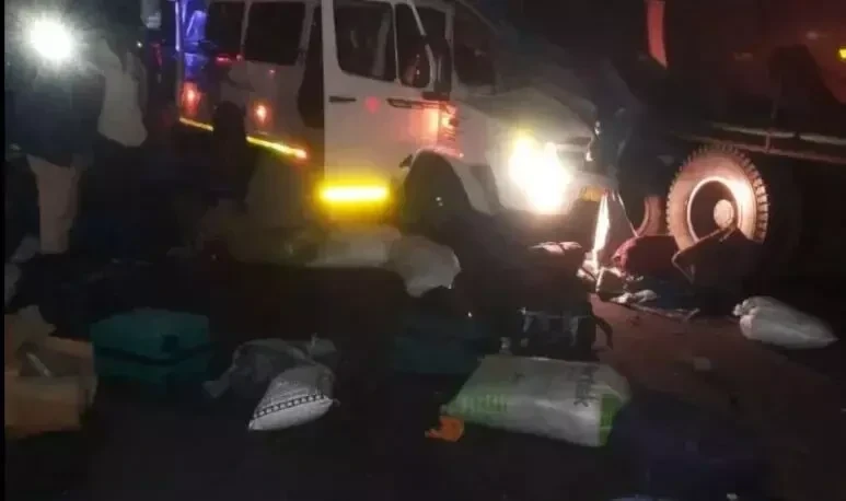 इंदौर में दर्दनाक हादसा, टैंकर में जा घुसी तेज रफ़्तार ट्रैवलर