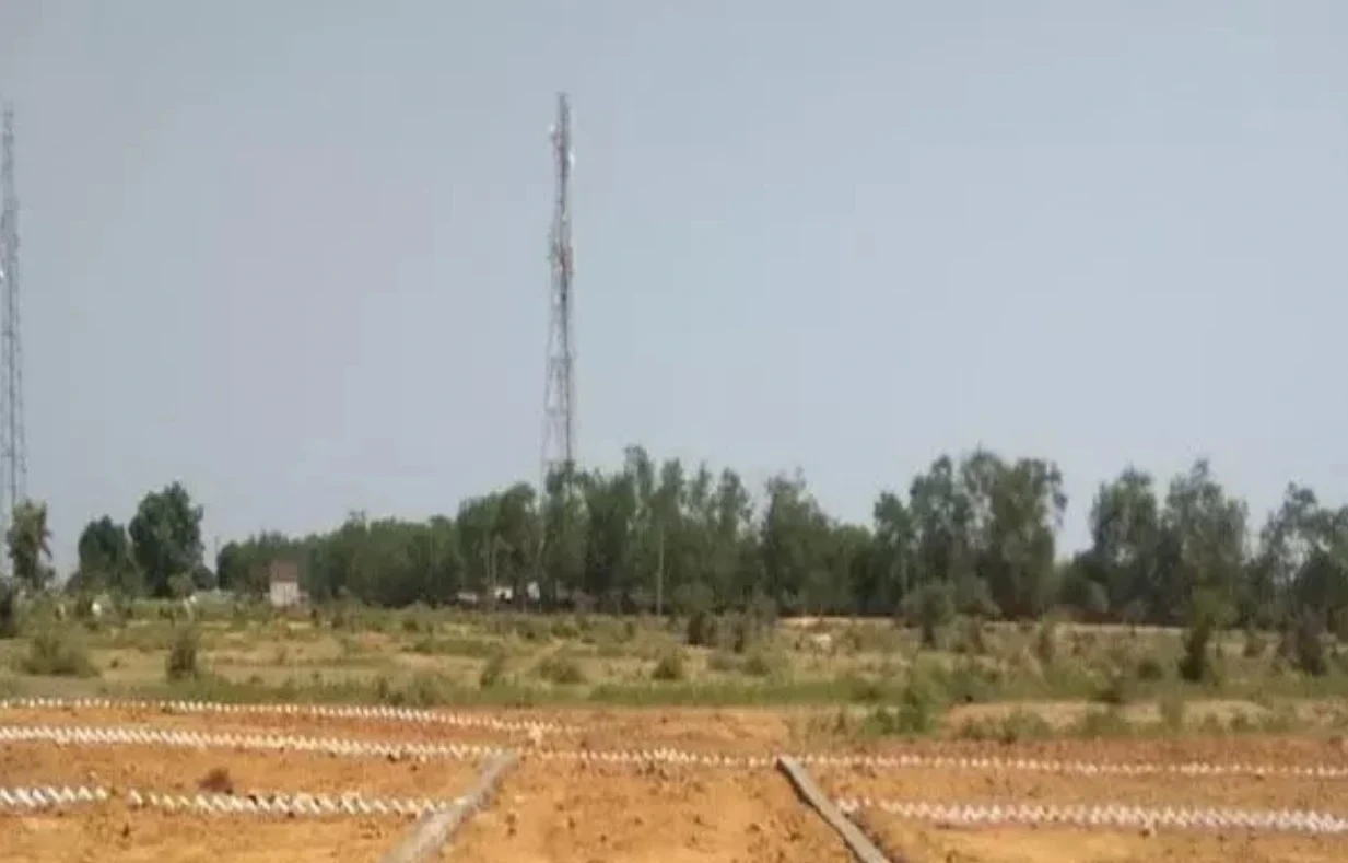 Loan on GOVT Land: Who played on 250 acres of government land?