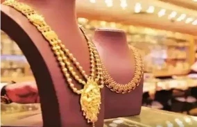 Gold Price Hits Record: देश दुनिया में सोना खरीदने और पहनने के कई शौकीन हैं। सोने ने आज यानी सोमवार को नया रिकॉर्ड बना दिया। दरअसल, भारत में सोने की कीमतें सोमवार को अपने ऑल-टाइम हाई पर पहुंच गईं। बता दें कि
