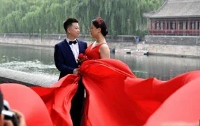 Chinese youth are running away from marriage: चीन में शादियों की संख्या में ऐतिहासिक गिरावट दर्ज की गई है, जिससे देश की जनसंख्या और आर्थिक भविष्य को लेकर गंभीर चिंताएं बढ़ रही हैं। साल 2024 में केवल 61 लाख जोड़ों ने