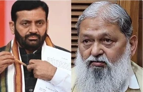 Anil Vij: हरियाणा के मंत्री अनिल विज बगावती तेवरों के चलते पार्टी हाईकमान के निशाने पर आ गए हैं। सीएम नायब सिंह सैनी और प्रदेश अध्यक्ष मोहन लाल बड़ौली के खिलाफ बयान देने के बाद वे फंस गए हैं। भाजपा ने उन्हें कारण बताओ नोटिस