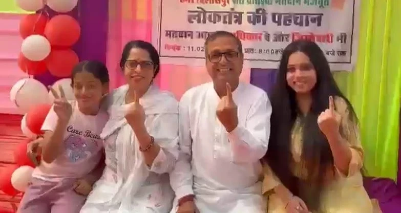 Former MLA Shailesh Pandey voted with his family, see picture