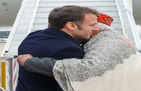 PM Narendra Modi Paris visit: प्रधानमंत्री नरेंद्र मोदी फ्रांस की अपनी यात्रा समाप्त कर अमेरिका के लिए रवाना हो गए। फ्रांस के राष्ट्रपति इमैनुएल मैक्रों खुद उन्हें छोड़ने के लिए एयरपोर्ट तक आए। उन्होंने गले लगाकर पीएम मोदी को विदा किया