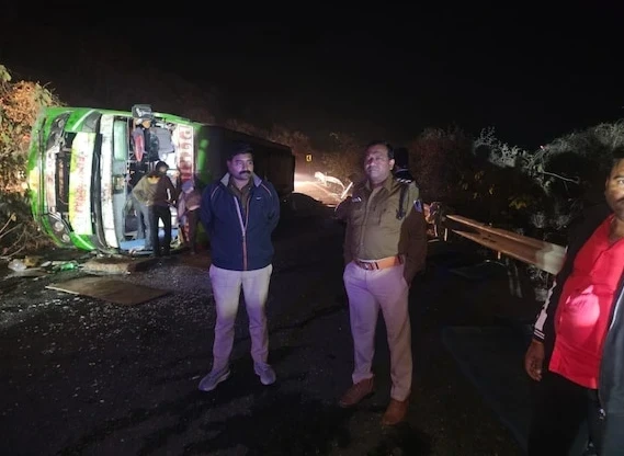 महाकुंभ स्नान कर लौट रहे श्रद्धालुओं से भरी बस खाई में गिरी