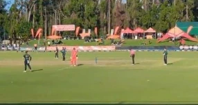 ZIM vs IRE: बेन करन के शानदार शतक के दम पर जिम्बाब्वे ने हरारे में खेले गए तीसरे वनडे मैच में आयरलैंड को 9 विकेट से हरा दिया है। आयरलैंड ने पहले बल्लेबाजी करते हुए छह विकेट खोकर 240 रन बनाए थे। जिम्बाब्वे ने