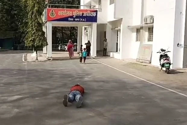 एसपी कार्यालय दंडवत करते पहुंचा दो बच्चों का बाप