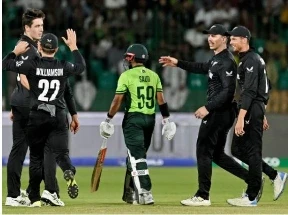 Pakistan vs New Zealand Champions Trophy 2025: आईसीसी चैंपियंस ट्रॉफी 2025 के पहले मुकाबले में न्यूजीलैंड ने जीत हासिल की है। कराची के नेशनल स्टेडियम में मिचेल सैंटनर के नेतृत्व वाली न्यूजीलैंड की टीम ने पहले बल्लेबाजी करते हुए