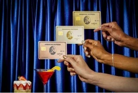 Gold Cards in US: अमेरिका के राष्ट्रपति पद की कमान संभालने के बाद से ही डोनाल्ड ट्रंप कई बड़े फैसले ले रहे हैं। उन्होंने ऐलान किया है कि जल्द ही वह दुनियाभर के अमीरों को ‘गोल्ड कार्ड’ बेचेंगे। ट्रंप के मुताबिक यह अमेरिका में