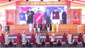 President Draupadi Murmu at Bageshwar Dham : राष्ट्रपति द्रौपदी मुर्मू बुधवार को महाशिवरात्रि के अवसर पर मध्य प्रदेश के छतरपुर जिले में स्थित बागेश्वर धाम आई हुई हैं। खजुराहो एयरपोर्ट तक विमान से पहुंची महामहिम सेना के हेलीकॉप्टर