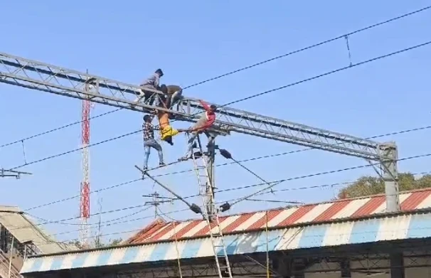 गाडरवारा रेलवे स्टेशन पर ड्रामा