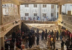 Pakistan Mosque Suicide Blast: पाकिस्तान में एक तरफ चैंपियंस ट्रॉफी का आयोजन हो रहा है। दूसरी तरफ भीषण बम धमाके ने देश को दहलाकर रख दिया है, जिससे खिलाड़ियों की सुरक्षा को लेकर गंभीर सवाल उठ खड़े हुए हैं।