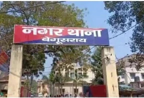 Begusarai police station: बिहार के बेगूसराय से एक हैरान कर देने वाली घटना सामने आई है। यहां थाना परिसर से कमांडर जीप चोरी हो गई और उसकी जगह दूसरी जीप खड़ी कर दी गई। इस घटना को एक पुलिसकर्मी ने अंजाम दिया।