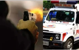 Gang war in Delhi: देश की राजधानी दिल्ली में ज्योति नगर थाना इलाके के शक्ति गार्डन में देर शाम आपसी रंजिश में हुई फायरिंग में 5 लोग गोली लगने से घायल हो गए। गोलीबारी के बाद पूरे इलाके में सनसनी फैल गई है।