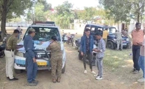 Accident: मध्यप्रदेश के बालाघाट जिले के वारासिवनी जनपद अंतर्गत ग्राम दीनी और पुनी के बीच मुरमाड़ी रोड पर शुक्रवार को कार अनियंत्रित होकर पेड़ से जा टकराई। टक्कर होते ही कार में स्पार्किंग हो गई और देखते ही देखते