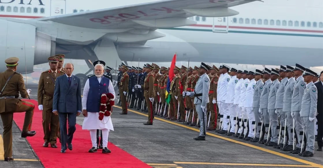 प्रधानमंत्री नरेंद्र मोदी दो दिवसीय दौरे पर मॉरीशस पहुंचे