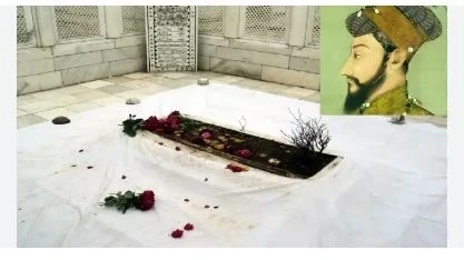 Aurangzeb Tomb: देश में इन दिनों छत्रपति शिवाजी महाराज और औरंगजेब को लेकर सियासत गरमाई हुई है। और अब RTI ने जो खुलासा किया है, वह चौंकाने वाला है। आरटीआई ने कहा है कि औरंगजेब की कब्र की देखरेख के लिए सरकार