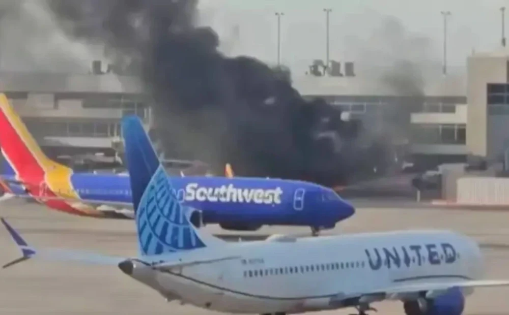 अमेरिकन एयरलाइंस के विमान में लगी आग