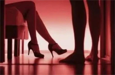 Sex racket: दिल्ली के पहाड़गंज इलाके में एक बड़े सेक्स रैकेट का सनसनीखेज खुलासा हुआ है। जहां लड़कियों को 5 से 10 मिनट के लिए भी 'ऑर्डर' पर भेजा जाता था। इसमें डिलीवरी बॉय स्कूटी पर लड़कियों को होटलों तक पहुंचाकर वापस लाने