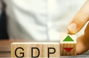 India economy: भारत की अर्थव्यवस्था बीते 10 वर्षों में दोगुनी हो गई है। अंतरराष्ट्रीय मुद्रा कोष (IMF) के ताज़ा आंकड़ों के अनुसार, भारत की जीडीपी 2015 में 2.1 ट्रिलियन डॉलर थी, जो 2025 तक बढ़कर 4.3 ट्रिलियन डॉलर हो जाएगी