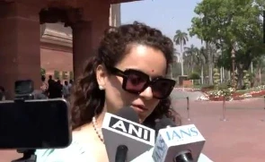 Kunal Kamra controversy: कॉमेडियन कुणाल कामरा पर विवाद गरमाया हुआ है। कुणाल ने महाराष्ट्र के उपमुख्यमंत्री एकनाथ शिंदे की राजनीति पर तंज कसते हुए उन्हें गद्दार बताया था। शिंदे गुट के नेता कुणाल पर लगातार हमला बोल रहे हैं।
