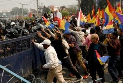 fierce clashes between police and monarchy supporters in Kathmandu: पड़ोसी देश नेपाल में शुक्रवार को हालात तब बिगड़ गए जब पुलिस और राजशाही समर्थकों के बीच जोरदार झड़प हो गई। झड़प में कई पुलिसकर्मी घायल हो गए, जिससे रा