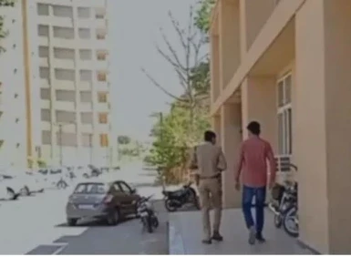 Doctor Suicide: मध्य प्रदेश के ग्वालियर के गजराराजा मेडिकल कॉलेज में डीम कर रही एक महिला डॉक्टर की लाश कॉलेज के ही होस्टल के रेलिंग से लटकी हुई मिली। जानकारी के अनुसार, डॉ. रेखा रघुवंशी न्यूरोलाजी से ODM की