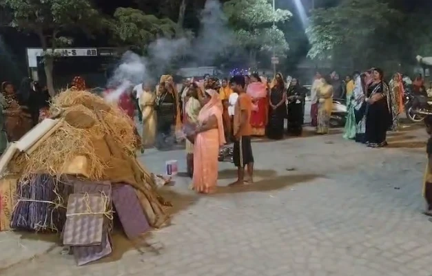 नवरात्रि के पहले दिन महिलाएं जलाती है होली