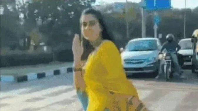 पत्नी ने सड़क पर ट्रैफिक रोककर बनाई रील