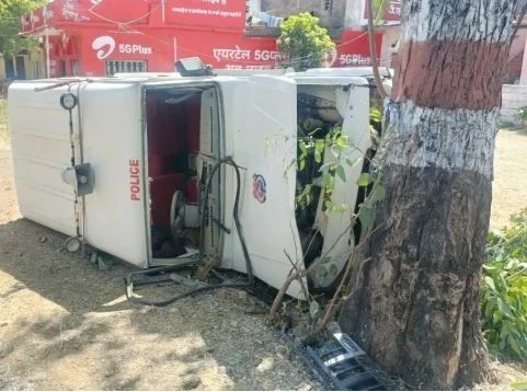 shivraj singh chouhan: मध्यप्रदेश के सीहोर जिले से एक बड़ी खबर सामने आई है। केंद्रीय कृषि मंत्री शिवराज सिंह चौहान के काफिले में शामिल एक गाड़ी हादसे का शिकार हो गई। यह वाहन अनियंत्रित होकर पलट गया