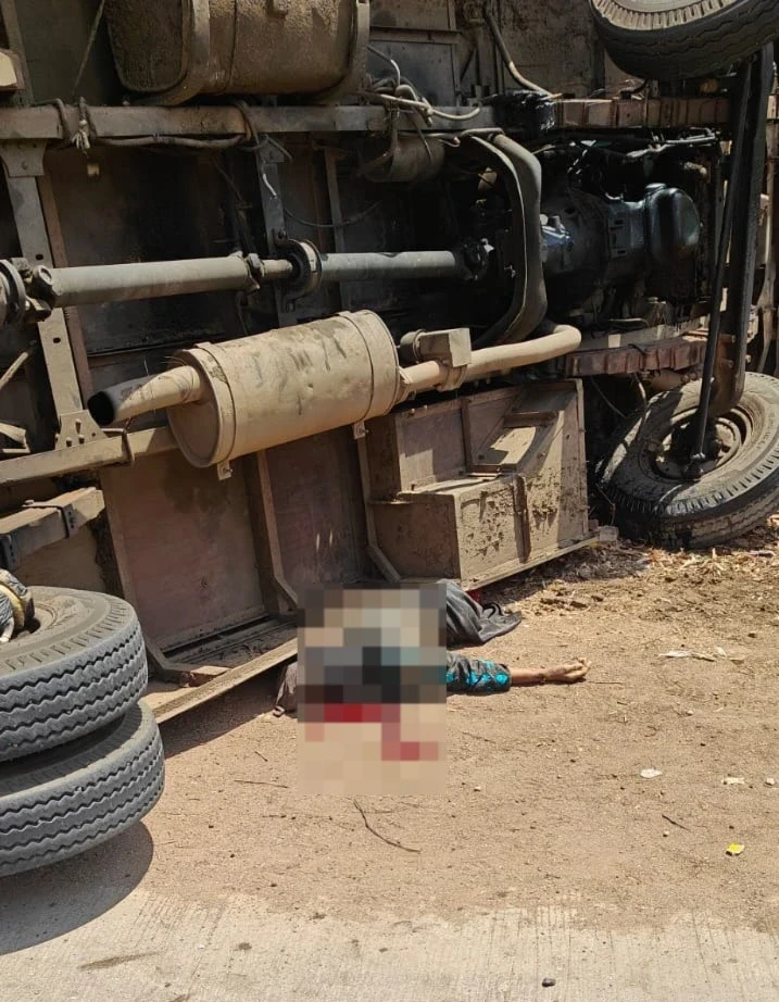 पथरौटा थाने के सामने अनियंत्रित होकर पलटी तेज रफ़्तार बस, दो दो लोगों की मौत