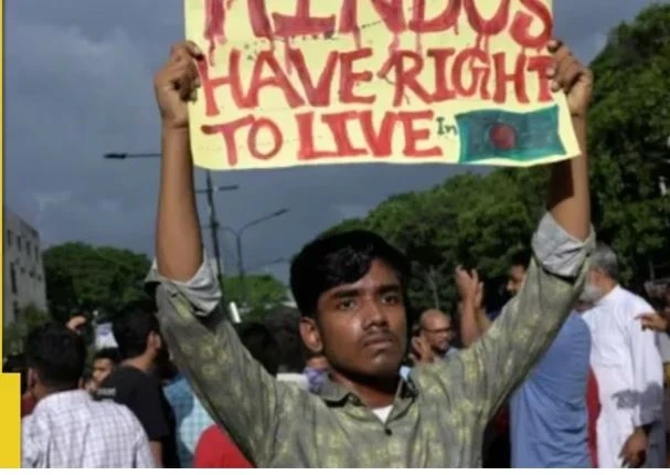 दिनाजपुर। Bangladesh Hindu Leader Murder: बांग्लादेश में एक बड़े हिंदू नेता को घर से घर से उठाकर पीट-पीटकर हत्या कर दी। जानकारी के मुताबिक, दिनाजपुर के बसुदेवपुर गांव निवासी भाबेश चंद्र रॉय (58) बांग्लादेश